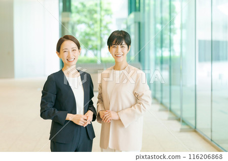 Smiling business woman 116206868