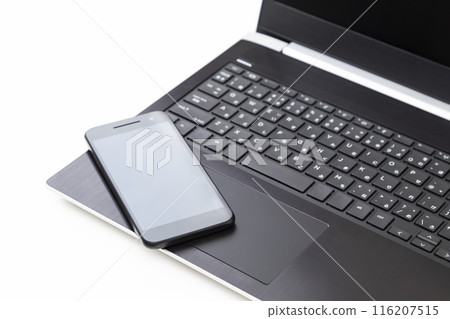 白色背景上的筆記型電腦和智慧型手機 116207515