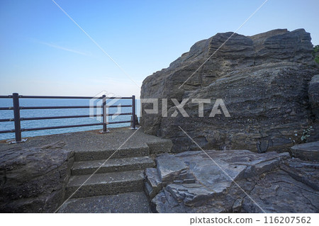 Wave-hitting rock Wave-hitting rock 116207562
