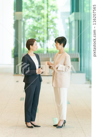 Smiling business woman 116207565