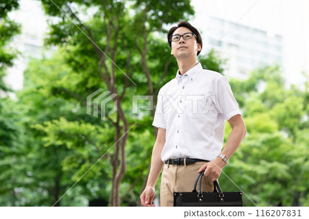 穿著短袖襯衫的商人 116207831