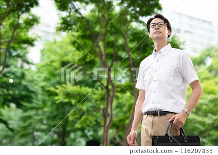 穿著短袖襯衫的商人 116207833