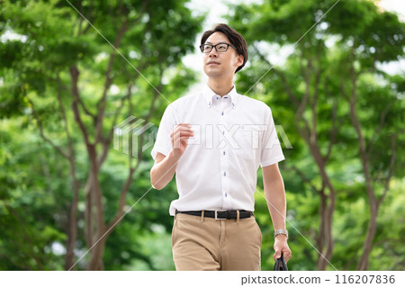 穿著短袖襯衫的商人 穿著短袖襯衫的商人 116207836