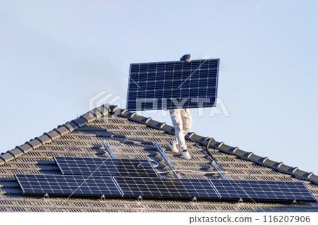 安裝太陽能電池板的工人 安裝太陽能電池板的工人 116207906