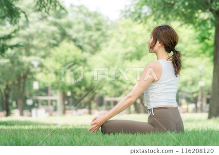 女瑜珈教練在公園或森林裡做瑜珈、瑜珈課或皮拉提斯 女瑜珈教練在公園或森林裡做瑜珈、瑜珈課或皮拉提斯 116208120