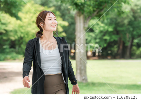 Young Asian woman strolling, walking and running in the park (aerobic exercise, dieting, fat burning) 116208123