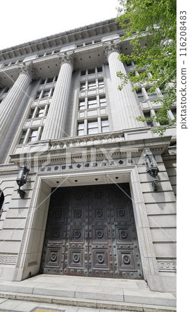 The building is a nationally designated important cultural property, the Meiji Life Insurance Building, and is home to the Seikado Bunko Art Museum exhibition room. 116208483