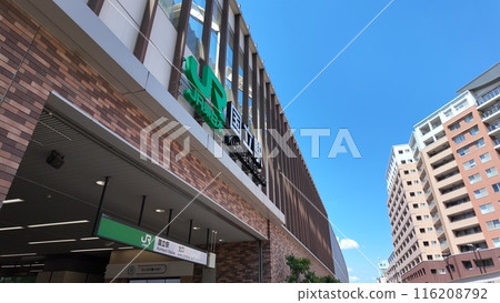 JR國立站北口綠意盎然、天空晴朗 116208792