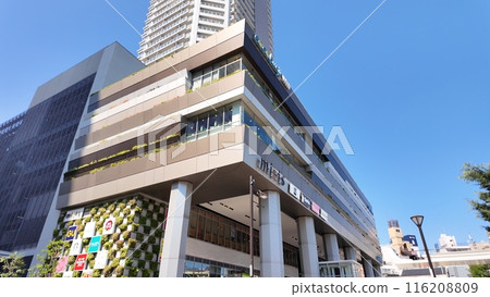 綠意盎然、天空晴朗的國分寺站北口 116208809