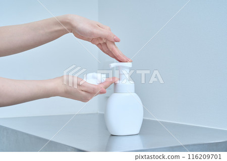 一個女人用洗手液洗手的手 116209701