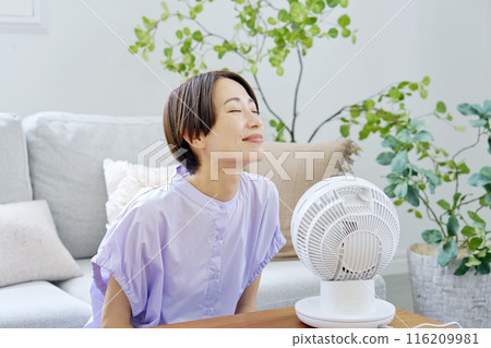 一位女士在客廳使用循環器 116209981