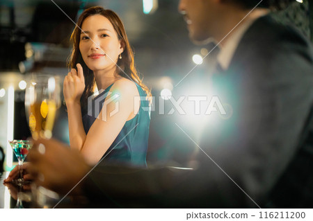 男人和女人在酒吧喝酒 男人和女人在酒吧喝酒 116211200