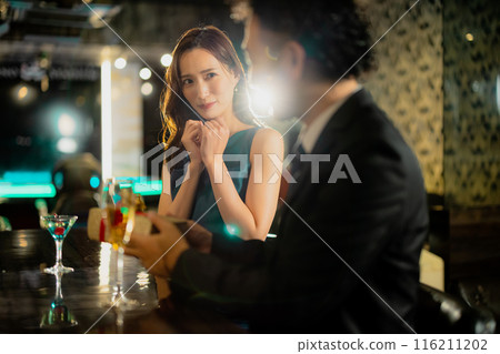 男人和女人在酒吧喝酒 男人和女人在酒吧喝酒 116211202