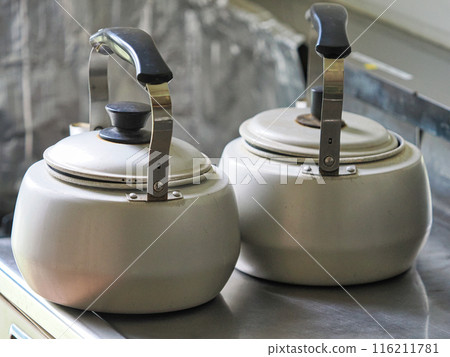 熱水房有兩個舊水壺 熱水房有兩個舊水壺 116211781