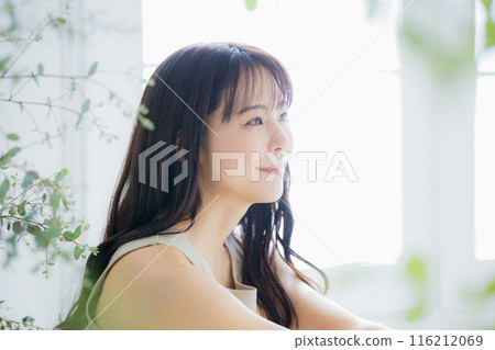 年輕女性的護髮形象 116212069