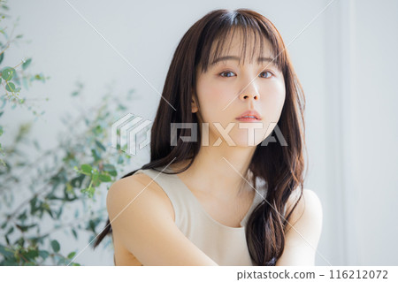 年輕女性的護髮形象 116212072