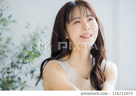 年輕女性的護髮形象 年輕女性的護髮形象 116212073