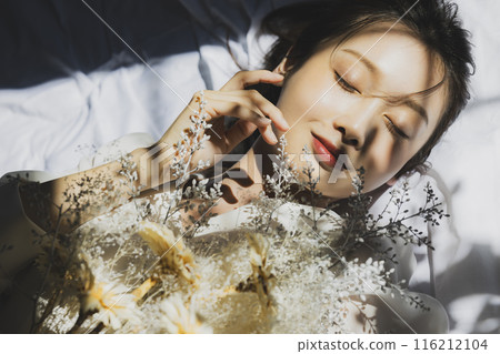 穿著婚紗的女人 穿著婚紗的女人 116212104