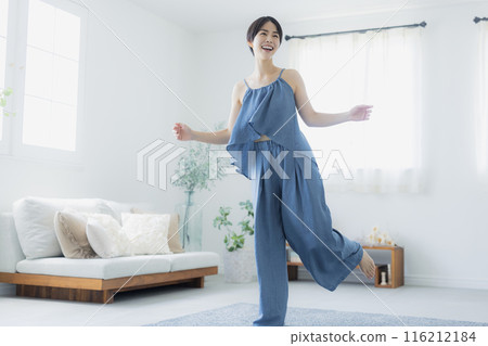 藍色吊帶背心的女人 116212184