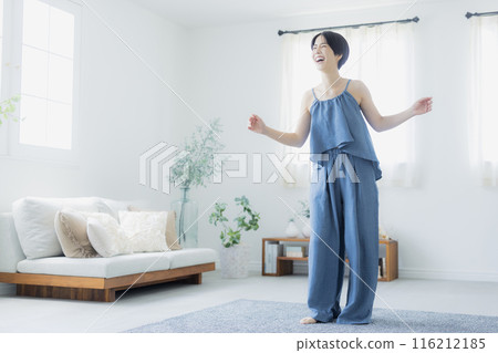 藍色吊帶背心的女人 藍色吊帶背心的女人 116212185