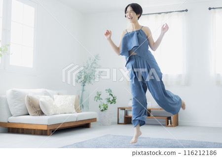 藍色吊帶背心的女人 藍色吊帶背心的女人 116212186