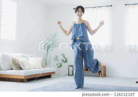 藍色吊帶背心的女人 116212187