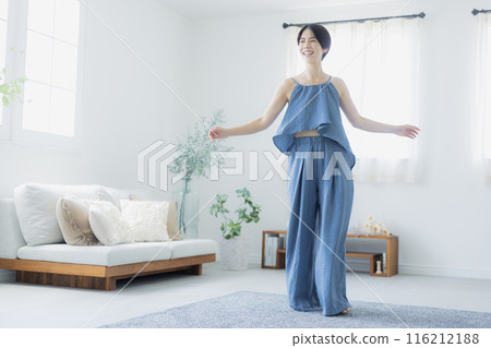 藍色吊帶背心的女人 116212188