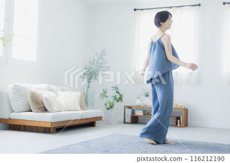 藍色吊帶背心的女人 116212190