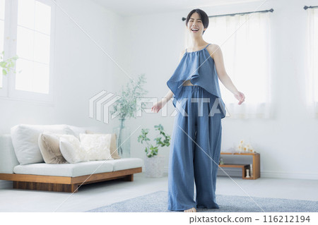 藍色吊帶背心的女人 116212194
