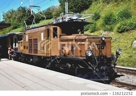 世界著名的凸形鱷魚電力機車據說是雷蒂亞型,比原來的略小。 世界著名的凸形鱷魚電力機車據說是雷蒂亞型,比原來的略小。 116212252