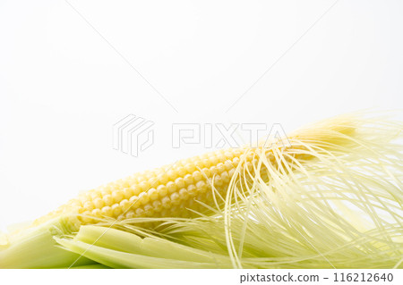 去皮的年輕玉米的特寫鏡頭 去皮的年輕玉米的特寫鏡頭 116212640