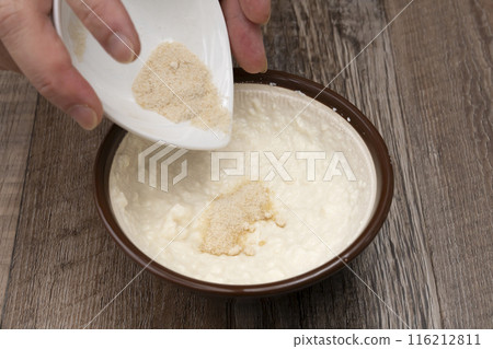 Shiraae: Mash the tofu in a mortar and add the seasonings. 116212811