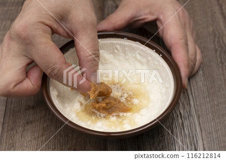 Shiraae: Mash the tofu in a mortar and add the seasonings. 116212814