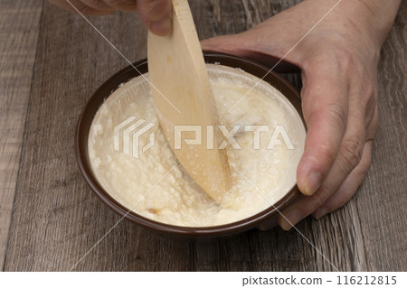 Shiraae: Mash the tofu in a mortar and add the seasonings. 116212815