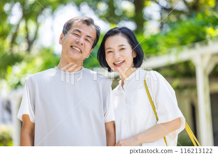 A middle-aged couple walking with a smile A middle-aged couple walking with a smile 116213122