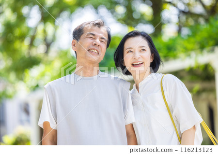 A middle-aged couple walking with a smile A middle-aged couple walking with a smile 116213123