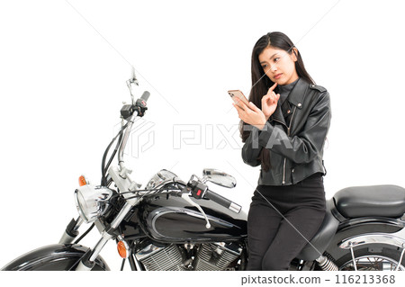 一位憂心忡忡的年輕女子坐在摩托車上,看著智慧型手機上的地圖 一位憂心忡忡的年輕女子坐在摩托車上,看著智慧型手機上的地圖 116213368