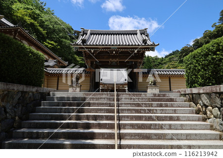 A view of the entrance gate to the grounds of Ryoanji Temple at Minoh Park in Minoh City, Osaka Prefecture A view of the entrance gate to the grounds of Ryoanji Temple at Minoh Park in Minoh City, Osaka Prefecture 116213942