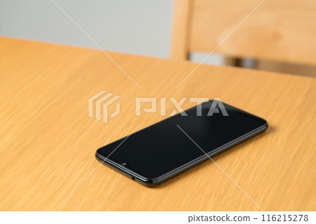 智慧型手機放在桌子上 智慧型手機放在桌子上 116215278