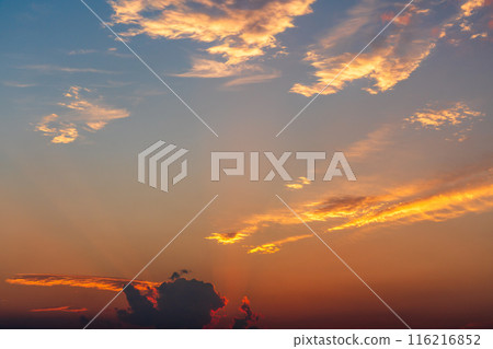 夏天，夕陽的光芒，夕陽過山巒，只剩下天空 116216852