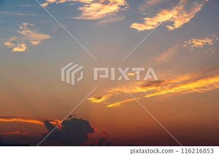 夏天,夕陽的光芒,夕陽過山巒,只剩下天空 夏天,夕陽的光芒,夕陽過山巒,只剩下天空 116216853