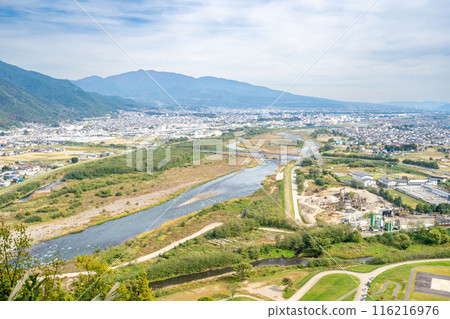 Chikuma Park is a natural observation deck overlooking the majestic flow of the Chikuma River and the city from the Ueda Basin. It is a hidden scenic spot in Ueda City. 116216976