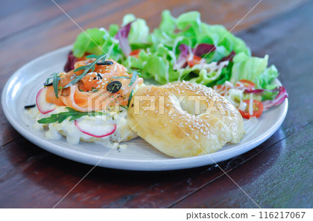 smoke salmon bagel, salmon bagel with salad smoke salmon bagel, salmon bagel with salad 116217067