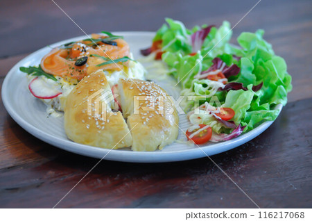 smoke salmon bagel, salmon bagel with salad smoke salmon bagel, salmon bagel with salad 116217068