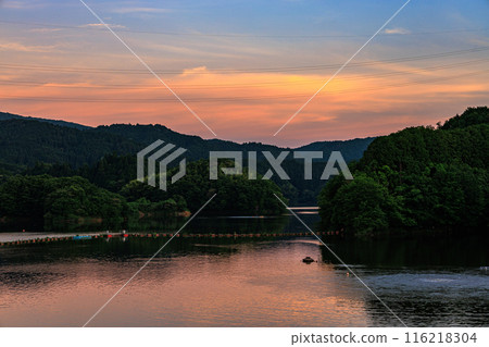 2024年夏季布諾米水壩夜景：日落後天空和水壩湖的水面變成金色 116218304