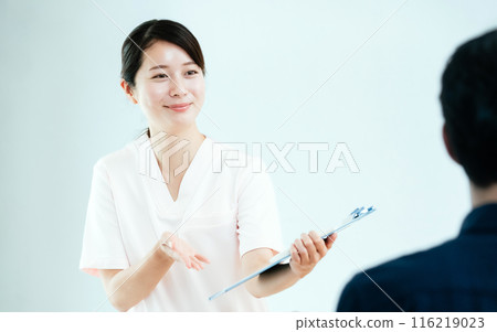女護士與病人交談 女護士與病人交談 116219023