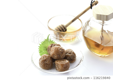 紀州南科李子蜂蜜醃製（蜂蜜醃李子）白色背景 116219840
