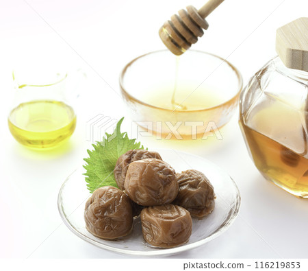 紀州南科李子蜂蜜醃製(蜂蜜醃李子)白色背景 紀州南科李子蜂蜜醃製(蜂蜜醃李子)白色背景 116219853