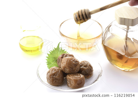 紀州南科李子蜂蜜醃製(蜂蜜醃李子)白色背景 紀州南科李子蜂蜜醃製(蜂蜜醃李子)白色背景 116219854