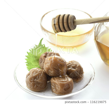 紀州南科李子蜂蜜醃製(蜂蜜醃李子)白色背景 紀州南科李子蜂蜜醃製(蜂蜜醃李子)白色背景 116219875